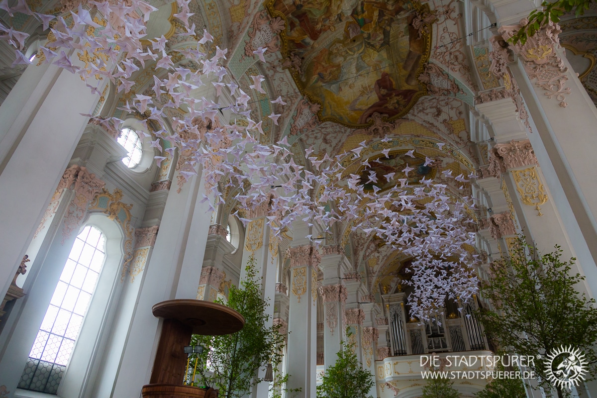 Blüteninstallation in der Heilig-Geist-Kirche München