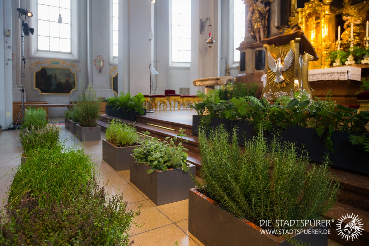 Kräutergarten vor dem Altar der Heilig-Geist-Kirche