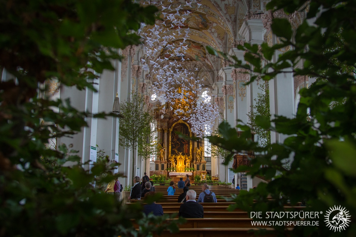 Blick durch grüne Zweige zum Altar