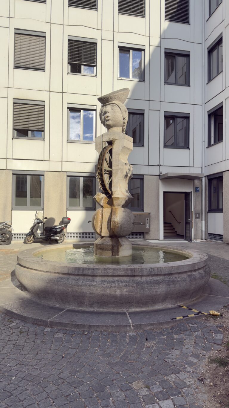 Der Radspielerbrunnen im Münchner Hackenviertel